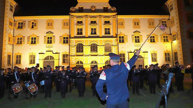 Nach dem Festakt zum 50-jährigen Bestehen des Kreisfeuerwehrverbandes Bodenseekreis gab es vor der Prälatur des Schlosses eine Serenade ...