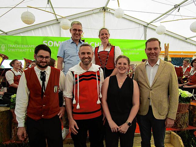 Alle genießen das Festwochenende (vorn von links): Simon Stoll, Bürgermeister Mike Biehler, Hannah Ackermann und Felix Schreiner MdB und ...