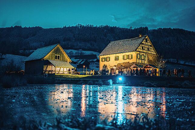 Eine kunstvoll ins Licht getauchte Schwarzwälder Häuserlandschaft im stimmungsvoll beleuchteten Ambiente der historischen ...