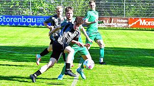 Kein Durchkommen: Marvin Laub, der den FC Hochrhein mit seinem zweiten Saisontor gegen den SV Herten in Führung gebracht hatte, wird ...