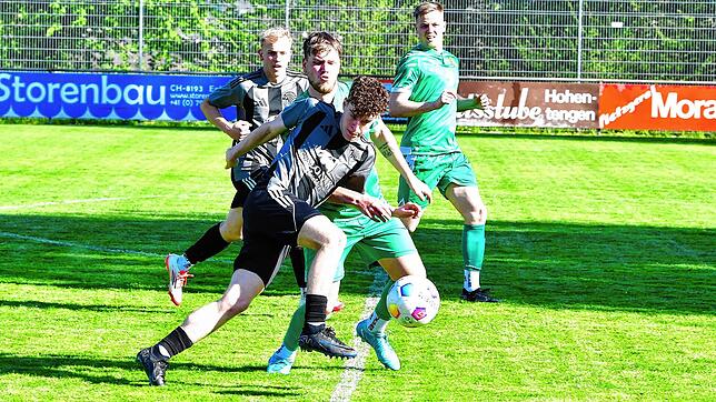 Kein Durchkommen: Marvin Laub, der den FC Hochrhein mit seinem zweiten Saisontor gegen den SV Herten in Führung gebracht hatte, wird ...