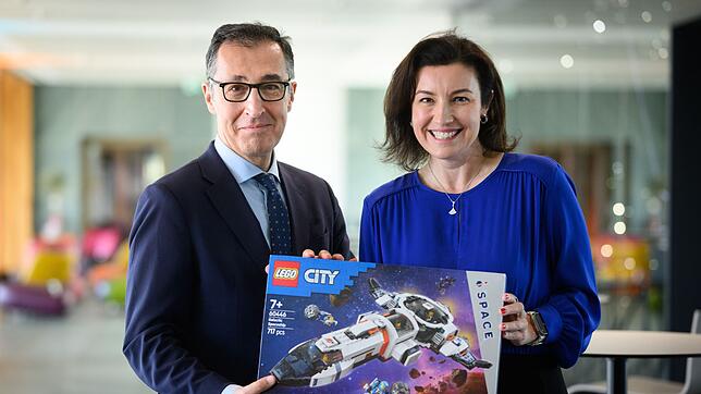 Könnte eines der nächsten Projekte des ehemaligen Bundesministers Cem Özdemir (Grüne) werden: ein Lego-Raumschiff, das er von seiner ...