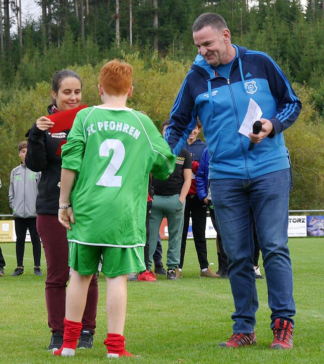 Über die harmonische Zusammenarbeit der drei Fußballvereine im Städtedreieck freut sich der Wolterdinger Vorsitzende Markus ...
