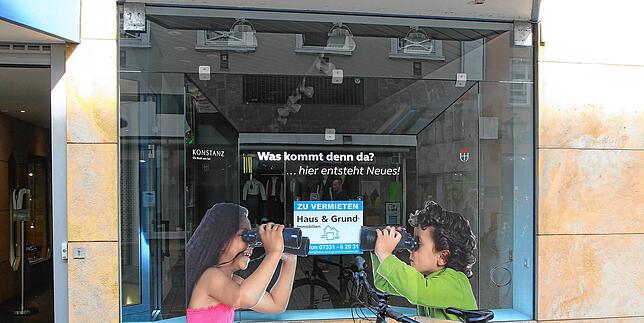 Hussenstrasse 20 im Mai. „Was kommt denn da? ... hier entsteht Neues!“, ist im Schaufenster zu lesen.