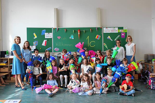 Die Lehrerinnen Silke Sattler, Christin Czarnecki, Maren Marosits und Stefanie Kastner mit ihrer Klasse 1c der Grundschule Petershausen.