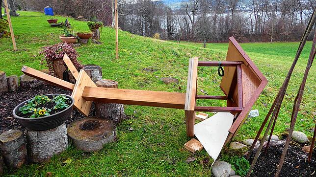 Das große Vogelhaus liegt auf dem Boden. Die Täter werden sich wohl nicht finden lassen &ndash; wie so oft bei Sachbeschädigungen.