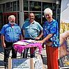 Auf dem Wochenmarkt Donaueschingen sammeln Hans-Jürgen Riesle (von links) und Uwe Münzer (beide vom BLHV Kreisverbandsteam ...