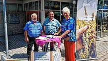 Auf dem Wochenmarkt Donaueschingen sammeln Hans-Jürgen Riesle (von links) und Uwe Münzer (beide vom BLHV Kreisverbandsteam ...