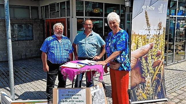 Auf dem Wochenmarkt Donaueschingen sammeln Hans-Jürgen Riesle (von links) und Uwe Münzer (beide vom BLHV Kreisverbandsteam ...