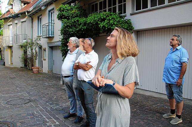 Regina Brüsewitz, die Leiterin der Stadtführung, versorgt die Teilnehmer mit interessanten Informationen rund um die Innenstadt.