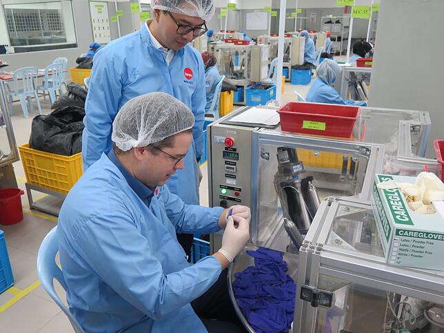 Der Chef legt selbst Hand an: Jan Vinzenz Krause zu Besuch in Malaysia, wo die neuen Mister-Size-Kondome hergestellt werden.