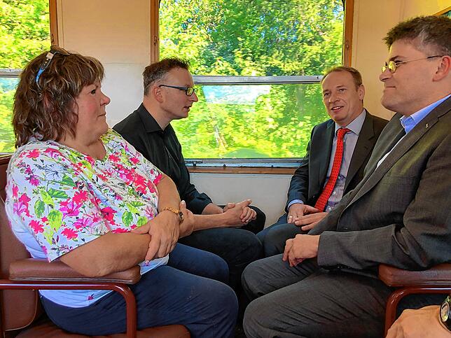 Christian Brinkmann (Zweiter von rechts), Geschäftsführer der Bahnbetriebe Blumberg, berichtet im September 2019 den Politikern über die ...