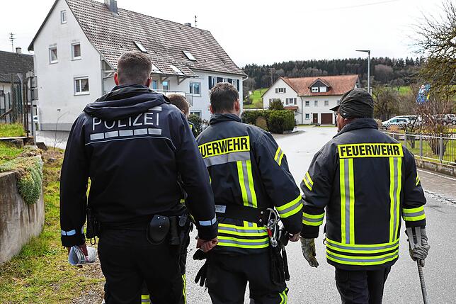 Gemeinsam durchsuchten Polizei und Feuerwehr den Eigeltinger Ortsteil Heudorf.
