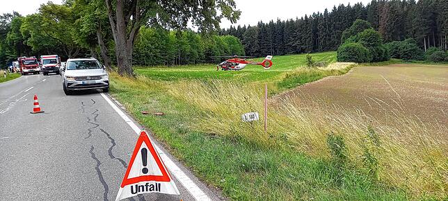 Ein Warnschild steht auf der Fahrbahn in Richtung Donaueschingen. Im Hintergrund läuft der Rettungseinsatz.