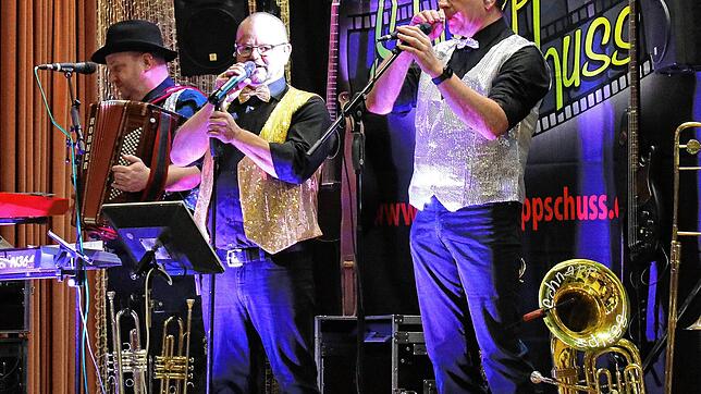 Heimische Musiker vom Trio Schnapp-Schuss auf der Bühne beim Zunftabend der Galgenvögel in Grafenhausen. Bild: Dorothée Kuhlmann
