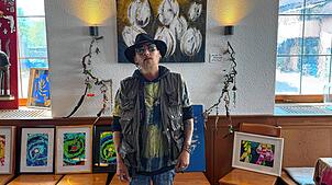 Kevin Dewald zwischen seinen Ausstellungsobjekten. Fotos: Marie-Christin Spitznagel