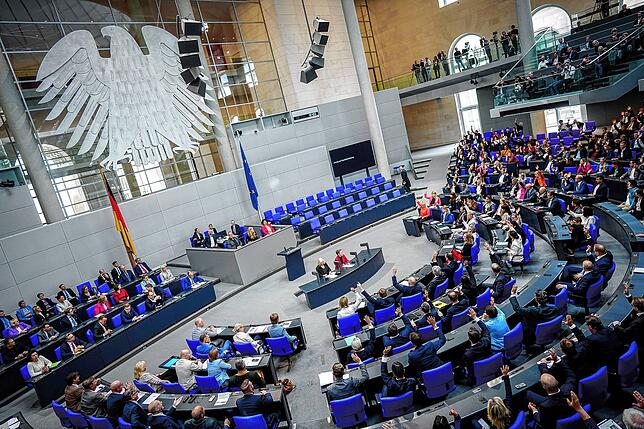 Die Abgeordneten des Bundestags stimmen über die Absetzung des Tagesordnungspunktes der Wahl von Richtern für das ...