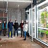 Das Bürgerzentrum wird teurer als geplant. Bei der Baustellenbesichtigung des Gemeinderates im Mai war davon noch nicht die Rede. Bild: ...