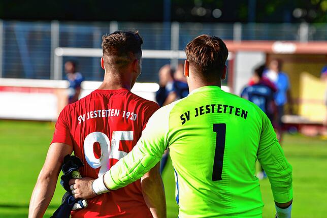 Bild 1: SV Jestetten müht sich zu einem 2:0 gegen Aufsteiger SV Blau-Weiß Murg &ndash; und wir haben Bilder!