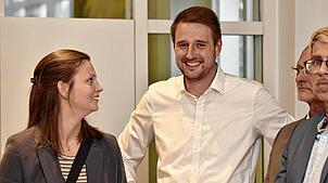 Die Anspannung fällt sichtlich von Patrick Haas ab, links seine Partnerin Nele Schmalbach, als klar ist: er ist der neue Hüfinger ...