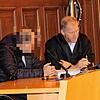 Der Angeklagte vor dem Landgericht Rottweil mit seinem Verteidiger Bernhard Mußgnug beim Prozessauftakt.