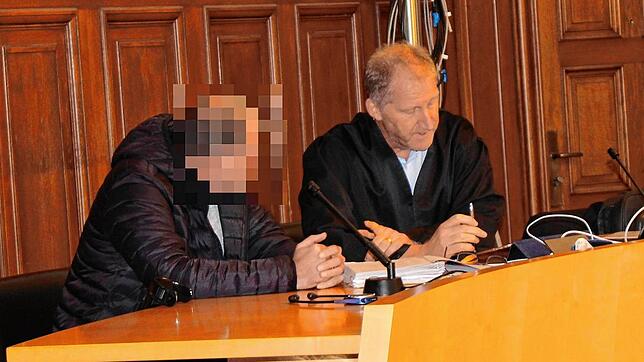 Der Angeklagte vor dem Landgericht Rottweil mit seinem Verteidiger Bernhard Mußgnug beim Prozessauftakt.
