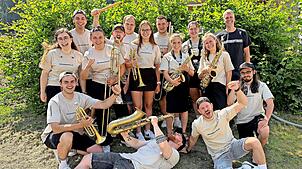 Bis zum Festausklang sorgt die einheimische Formation „Brasserfälle“ mit Musik voller Lebensfreude für Stimmung beim Triberger ...