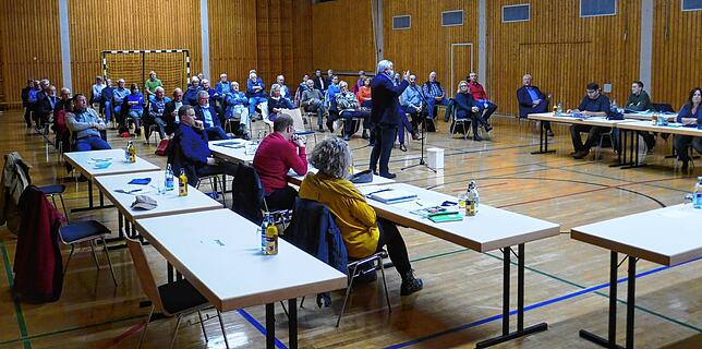 Thomas Müller von der Tannheimer Klinik (am Mikrophon)lehnt wie alle anderen Anwesenden den geplanten Standortübungsplatz am Ochsenberg ...