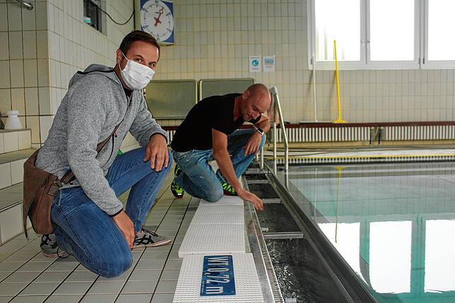 Matthias Bartknecht (links) mit Bademeister Markus Eggerl im Hallenbad.