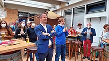 Gebannte Blicke auf die ersten Prognosen im Häfler Lammgarten. Die Stimmung der SPD im Wahlkreis Bodensee ist zu Beginn des Wahlabends ...