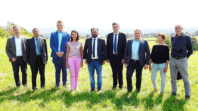 Ein symbolisches Treffen an exponierter Stelle: Ulrich Krieger (Bürgermeister Laufenburg), Peter Hart (Umweltministerium), ...