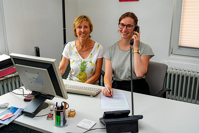 Fachstelle Sucht des Schwarzwald-Baar Landkreises: Links Inge Häßler, rechts Pia Wenzler beim Koordinieren der Beratungstermine und der ...