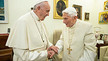 Im Dezember vor einem Jahr: Papst Franziskus (links) und der emeritierte Papst Benedikt XVI unterhalten sich im Kloster &bdquo;Mater ...