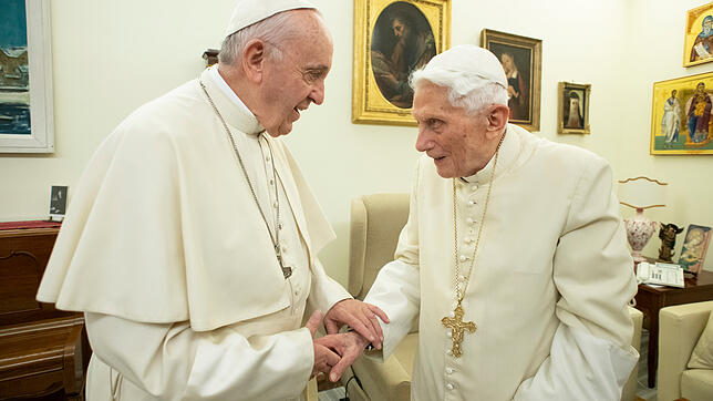 Im Dezember vor einem Jahr: Papst Franziskus (links) und der emeritierte Papst Benedikt XVI unterhalten sich im Kloster &bdquo;Mater ...