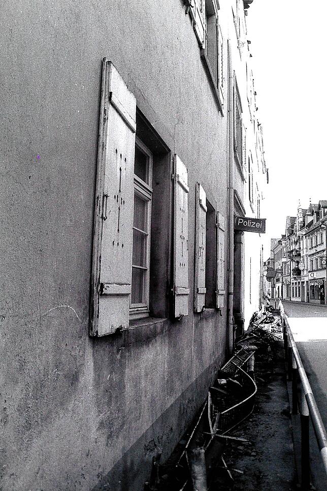 Bild 15: Gedächtnis der Region: Bilder vom Großbrand des Stockacher Polizeireviers 1992 und dem Umbau