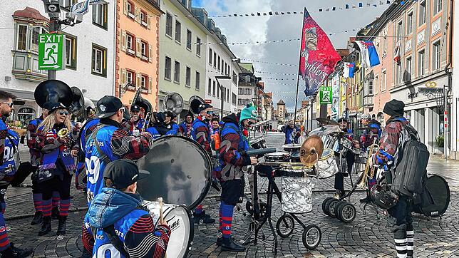 Die Guggenmusiken, hier die Krawazi Ramblers am Donnerstag in der Bickenstraße, ziehen an der Fastnacht nur noch einzeln durch die Stadt.