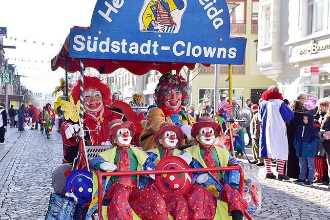 Montagvormittag: Die Südstadtclowns setzen mit ihrem Umzug Farbtupfer.