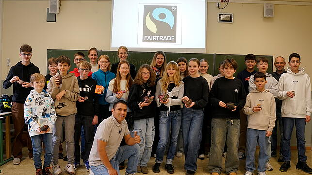 Die Fairtrade AG des Scheffel-Gymnasiums mit dem Schulleiter Bernd Rieckmann (Zweiter von rechts). Foto: Schule