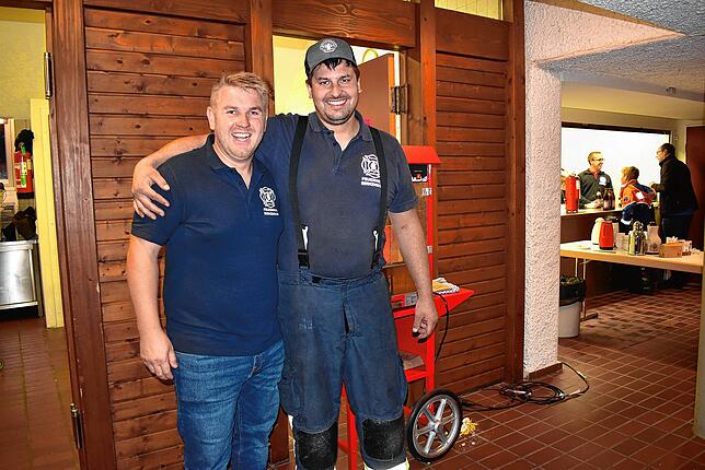 „Füürwehrfrittig“ (von links): Björn Braun und Luca Brutschin freuten sich über die gelungene Veranstaltung und über die zahlreichen ...