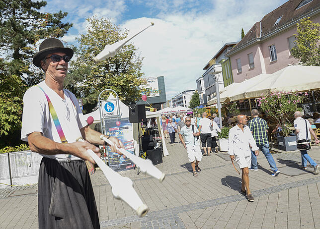 Kurzweilige Unterhaltung im Vorbeigehen: Klaus Riedel vom Zirkus Klarifari jonglierte beim vergangenen Altstadtfest.