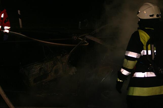 Die Feuerwehr befand sich im Großeinsatz. Lange war unklar, wie viele Menschen sich in dem Fahrzeug befanden.