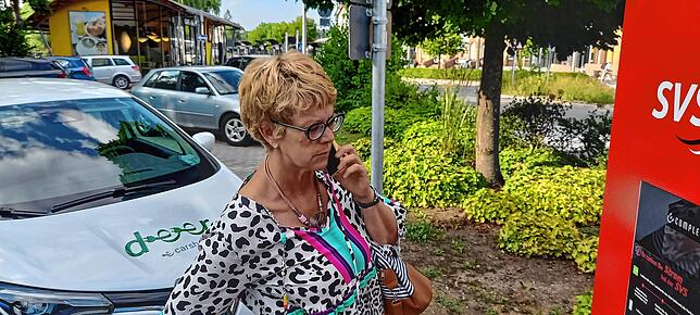 Wenn etwas nicht klappt, ist die Hotline von Deer rund um die Uhr erreichbar, die Mitarbeiter können via App vieles steuern und helfen, ...