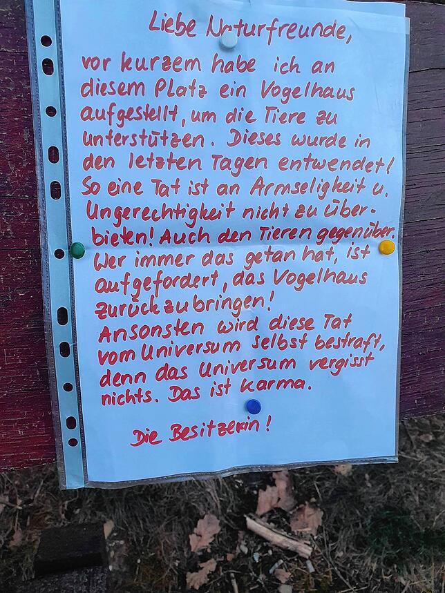 Der schriftliche Protest einer Villingerin am Waldesrand: Ein fürsorgliches aufgestelltes Vogelhaus wurde offenbar gestohlen.