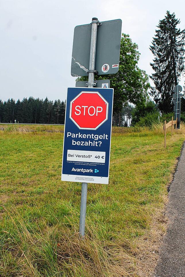 Vor dem Ausfahren wird  noch einmal ans Bezahlen erinnert