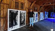 Daniel Franz im Holzschuppen mit fertig gedruckten Bildern. Wo das große Druckwerk letztlich stehen wird, ist noch nicht sicher. Bild: ...