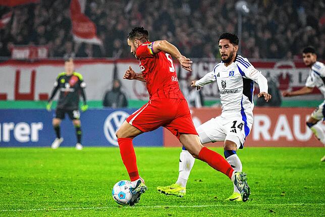 Christian Günter mit Hamburgs Ludovit Reis (r)