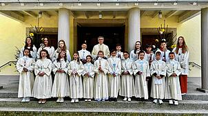 Am Sonntag, 27. April, feierten in St. Andreas Blumberg 13 Kinder ihre erste Heilige Kommunion. Den Gottesdienst zelebrierte Pfarrer ...