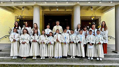Am Sonntag, 27. April, feierten in St. Andreas Blumberg 13 Kinder ihre erste Heilige Kommunion. Den Gottesdienst zelebrierte Pfarrer ...