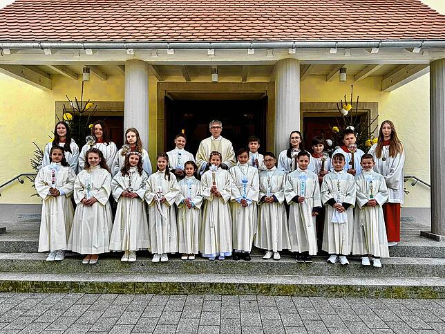 Am Sonntag, 27. April, feierten in St. Andreas Blumberg 13 Kinder ihre erste Heilige Kommunion. Den Gottesdienst zelebrierte Pfarrer ...