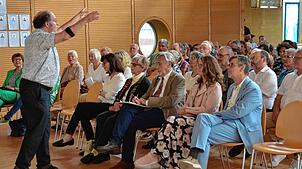 Das Christliche Bildungswerk feiert sein 50-jähriges Bestehen. Kirchenmusikdirektor Thomas Rink dirigiert hier beim Empfang im Haus im ...